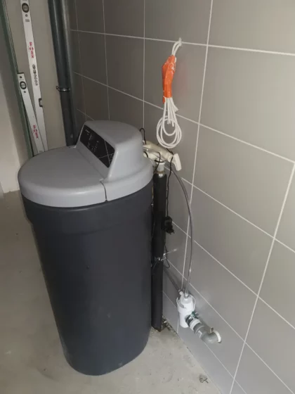 Jak działa zmiękczacz wody i kiedy jest potrzebny?